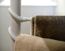 piantana con braccetti porta asciugamani spugna in bagno
