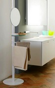 piantana porta specchio, mensole asciugamani e porta sapone in bagno