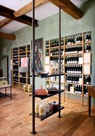 scaffale con montanti telescopici PALO in negozio alimentari enoteca