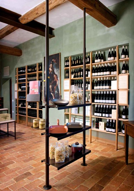 scaffale con montanti telescopici PALO in negozio alimentari enoteca