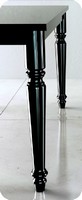 particolare di tavolo con gambe tornite e laccate in nero lucido mod country