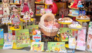 arredo vetrina negozio giocattoli Bezoari Pavia