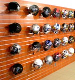 esposizione caschi motociclista su pannelli dogati