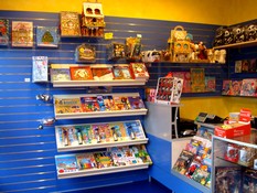 esposizione fumetti e giornalini su pannelli dogati