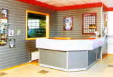 banco reception con pareti attrezzate con pannelli a doghe