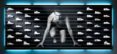 espositore scarpe sportive atletica su pannelli a doga con illuminazione