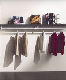 mensoloni con barra appenderia per arredo negozi abbigliamento