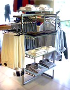 espositore porta pantaloni cromato con piani per negozi camicie