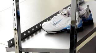frontalino piano inclinato per negozi calzature sport
