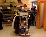 arredamento negozio calzature e abbigliamento