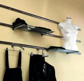 arredamento negozio abbigliamento con sistema barra