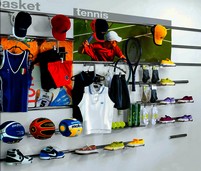 sistema di arredo con barre cromate per negozio sportivo