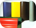 pavimento in rotoli di gomma con bollini colorati.jpg