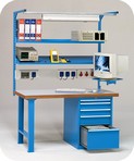 posto di lavoro con piano laminato e prese elettriche con monitor ATFBHA342S2