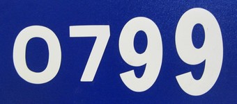numeri e lettere magnetiche bianche e marroni
