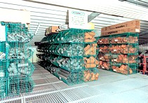 magazzino idraulica con cesti in filo accatastati