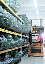 contenitori in rete su scaffali