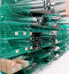 scaffali in rete per magazzino di tubi e pluviali