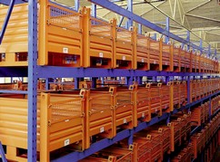container lamiera con sponda rete ribaltabile su scaffalatura porta pallet