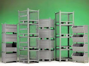 containers sovrapposti in magazzini industria