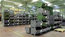 contenitori in lamiera sovrapposti in magazzino industria
