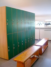spogliatoi in legno con illuminazione in club fitness