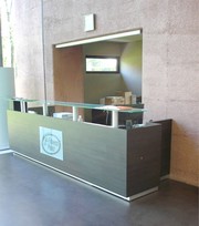 banco accoglienza con bancalina in vetro per salone bellezza