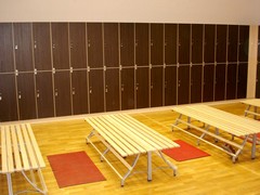spogliatoi con anta doppia in legno per palestre