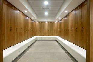 spogliatoi in legno con panca imbottita per fitness