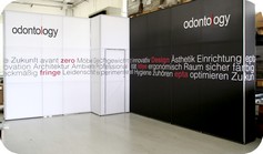 stand con pareti a pannelli con foto digitali e porta per fiere